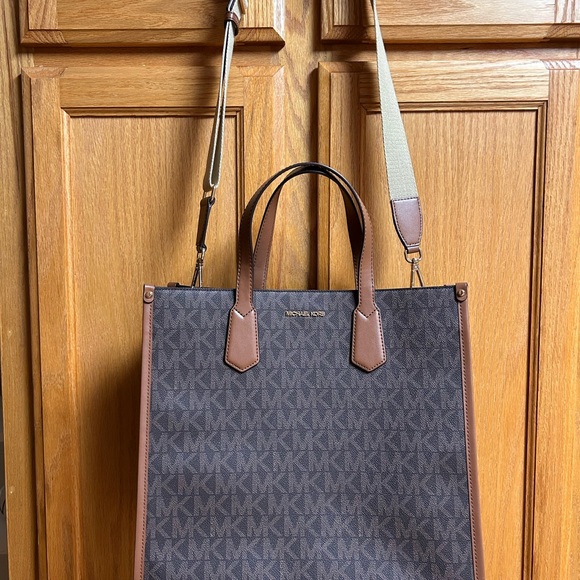 Michael Kors Dark Brown and Tan Signature Tote & wristlet wallet - Picture 1 of 6